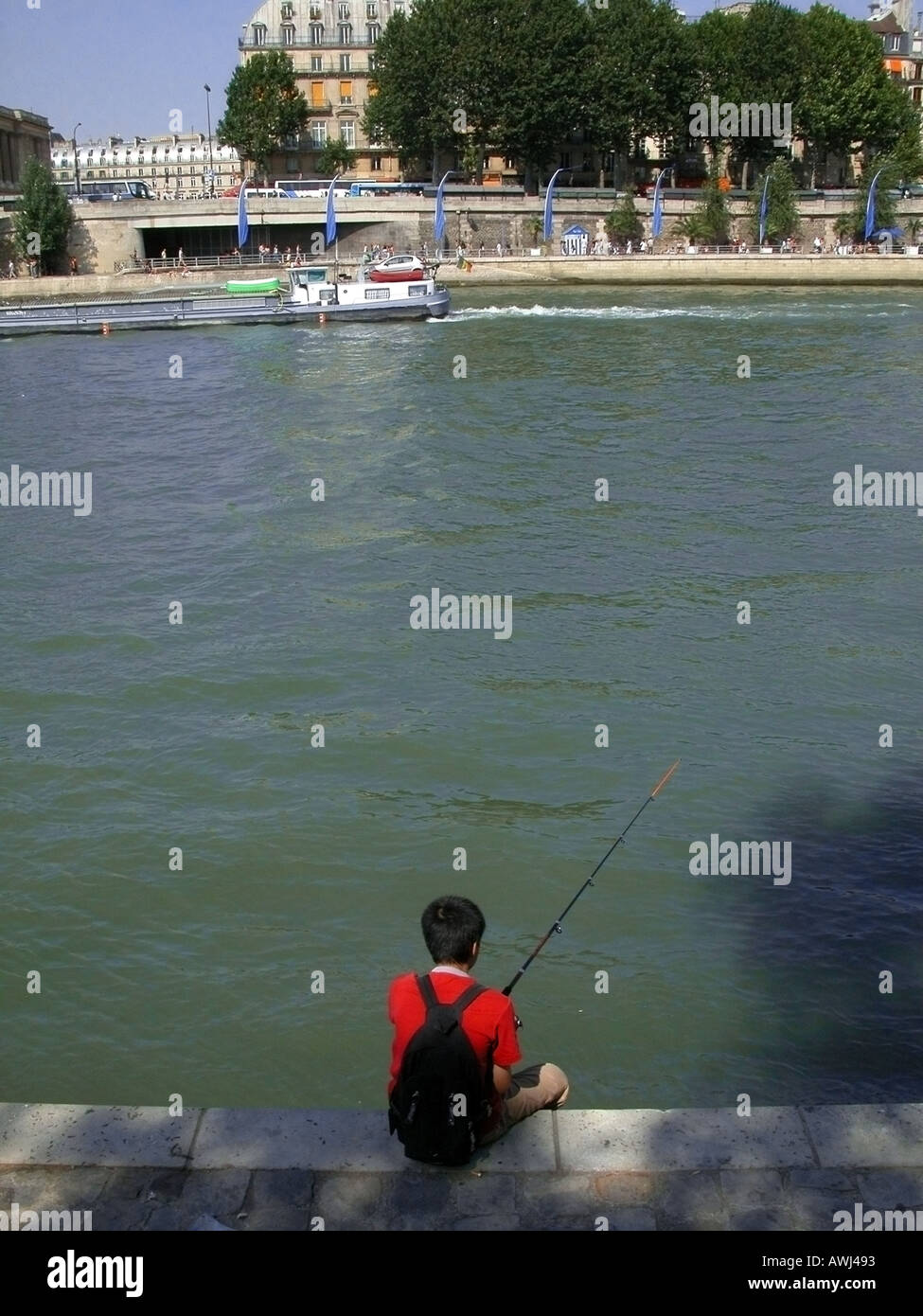 https://c8.alamy.com/comp/AWJ493/france-paris-boy-fishing-fin-the-seine-river-from-quayside-of-le-vert-AWJ493.jpg