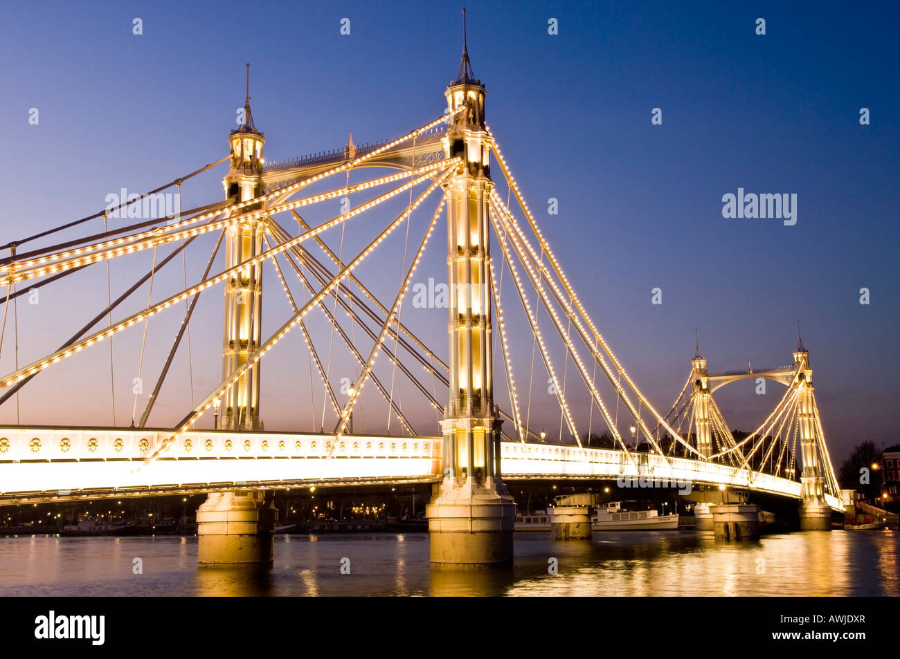 London albert bridge thames sunset hi-res stock photography and images ...