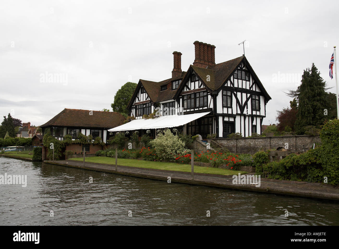 Grand beautiful traditional expensive residential house or home near Henley on Thames on River