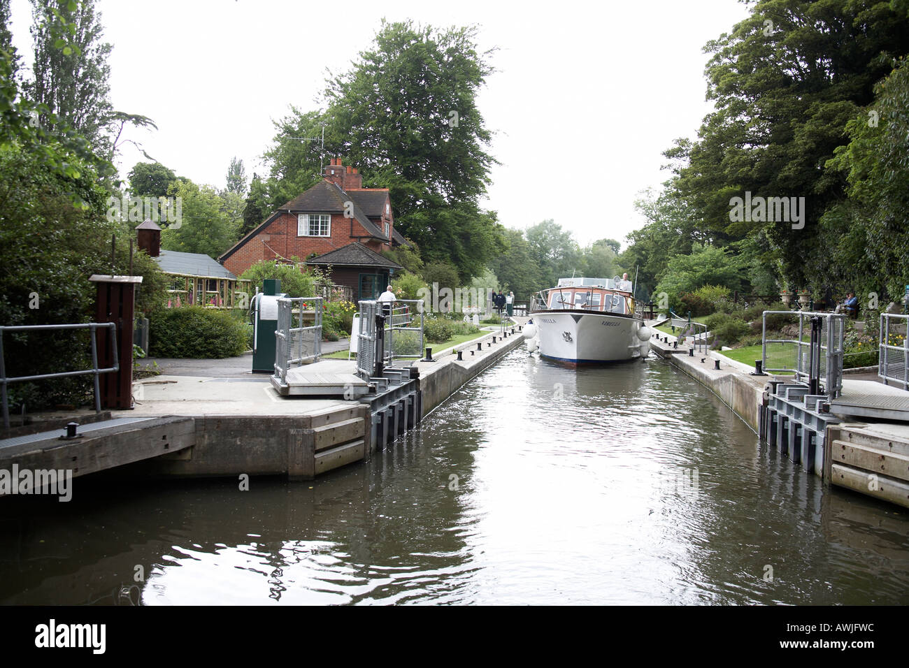 Sonning Lock near Reading with Cabin cruiser motor yacht pleasure boat on River Thames Stock Photo