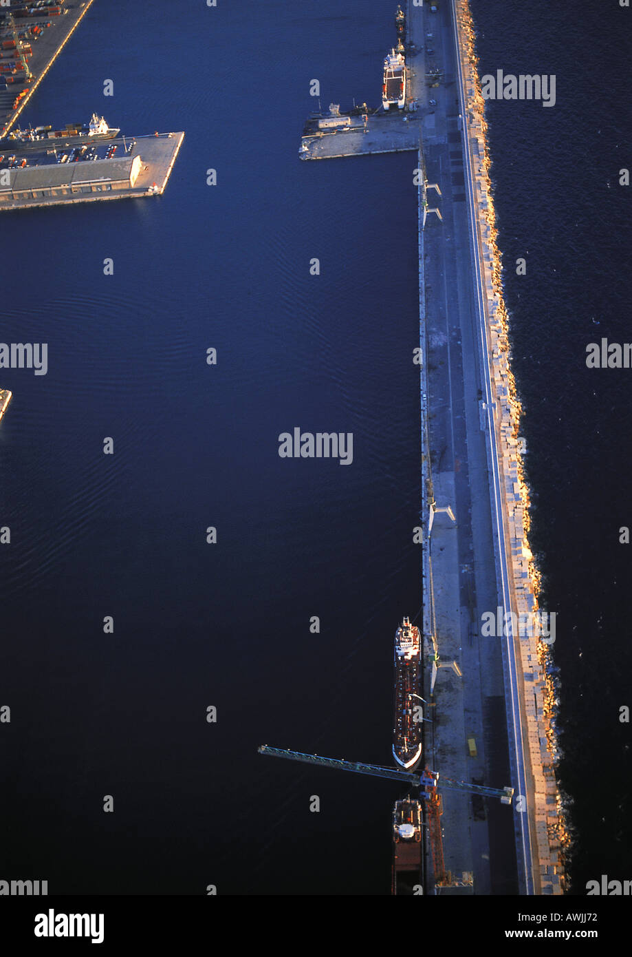 Harbour retaining wall hi-res stock photography and images - Alamy