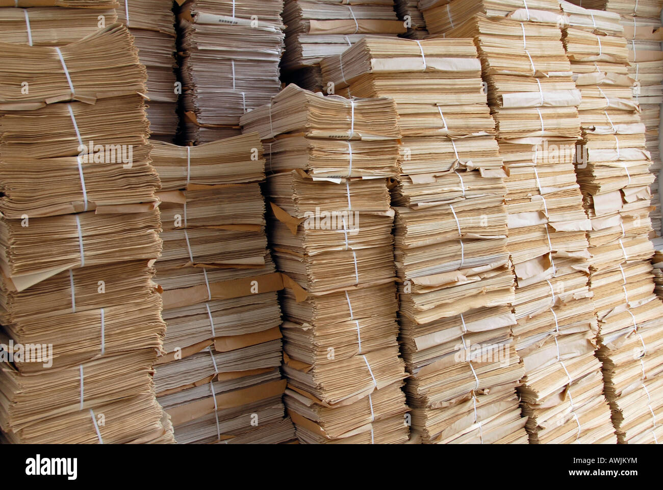 Une Grosse Pile De Piles De Papier De Vieux Papiers Photo stock - Image du  pièce, pile: 196473466