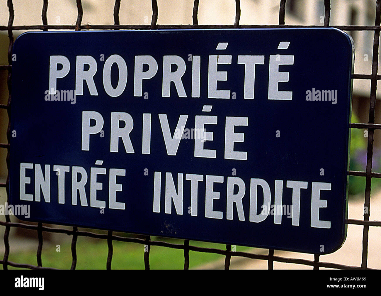 Private Property No Entrance sign in French Stock Photo