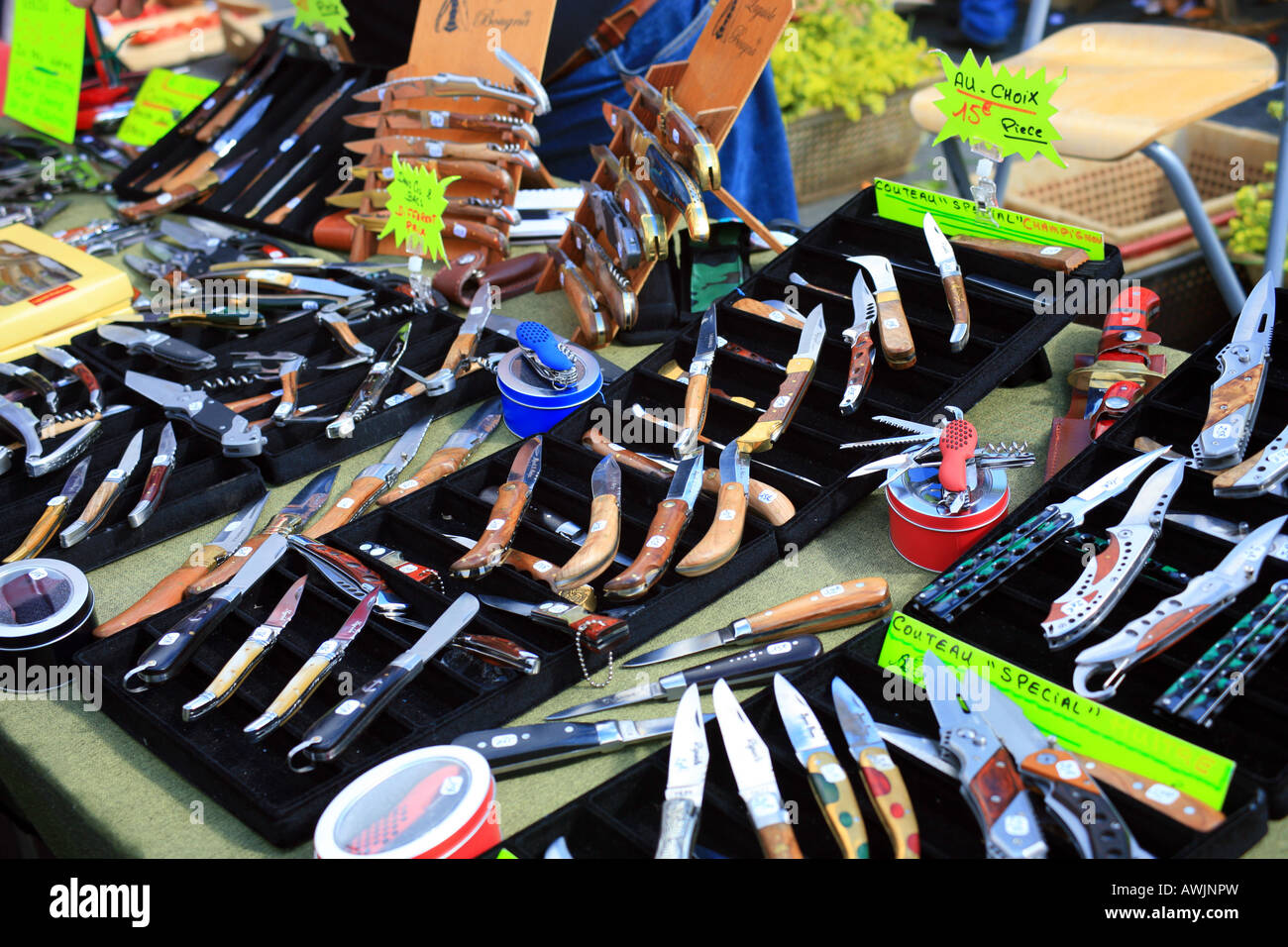 display of knives on market stall in Place Duguesclin, Dinan, Cotes d'Armor, Brittany, France Stock Photo