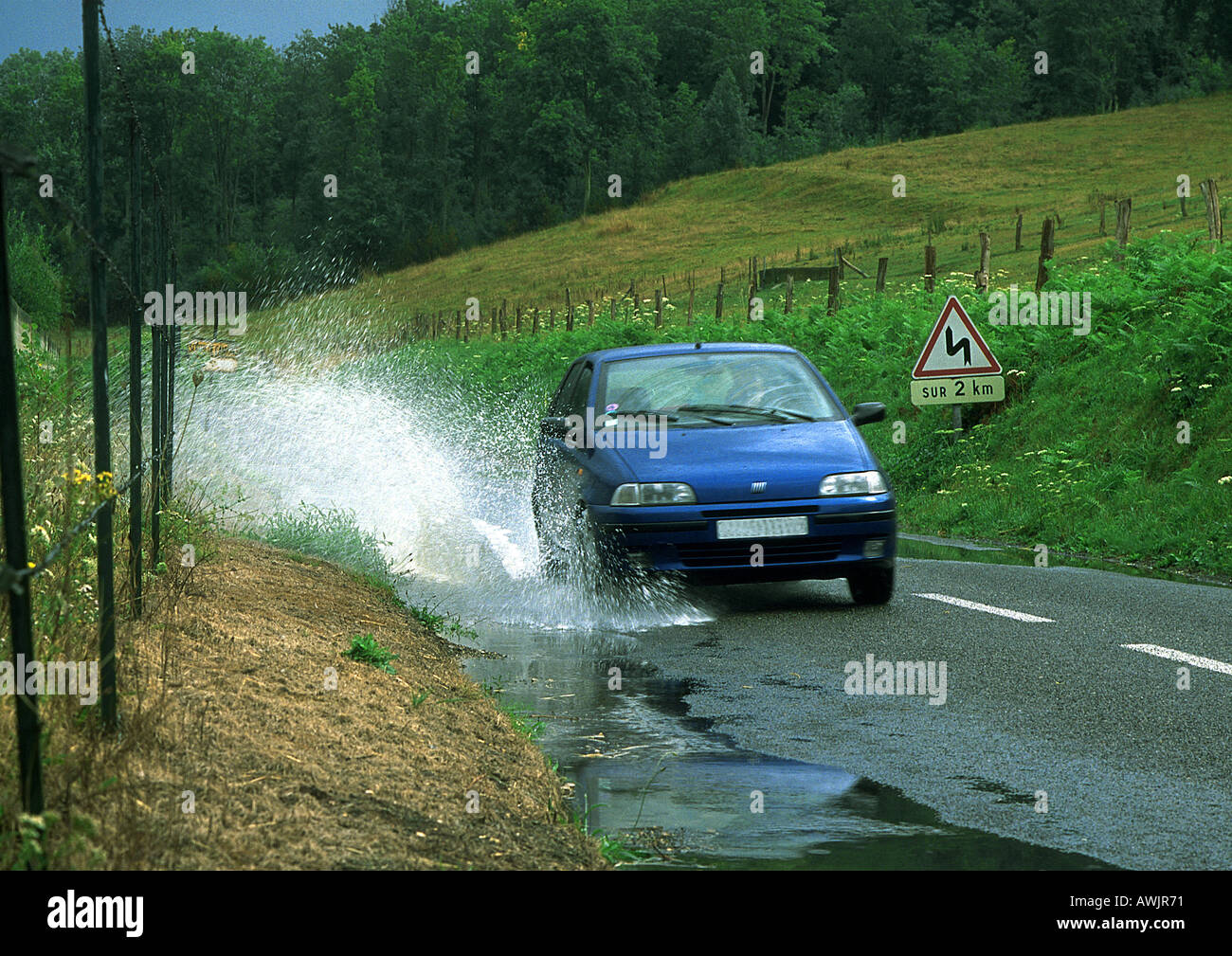 Car Splashing Through Water Stock Photos & Car Splashing Through Water Stock Images Alamy