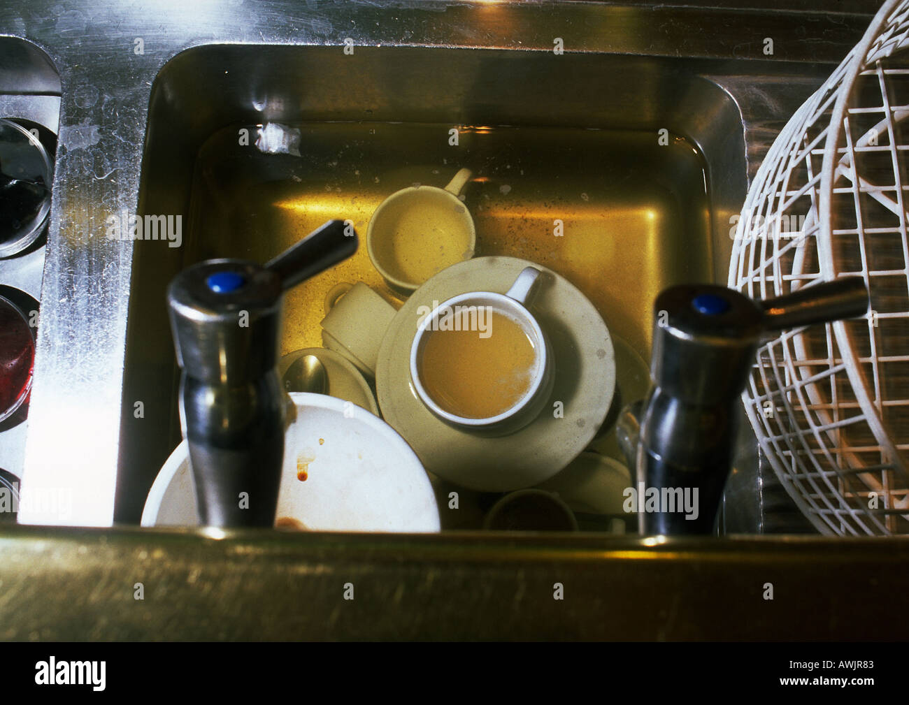 Soaking dirty dishes hi-res stock photography and images - Alamy