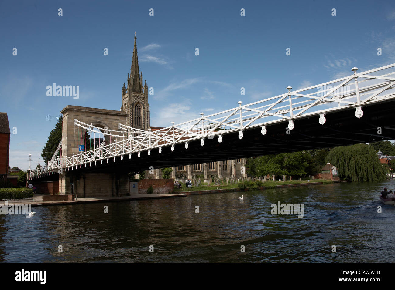 Marlow Bridge and Holy Trinity church Marlow on River Thames between ...