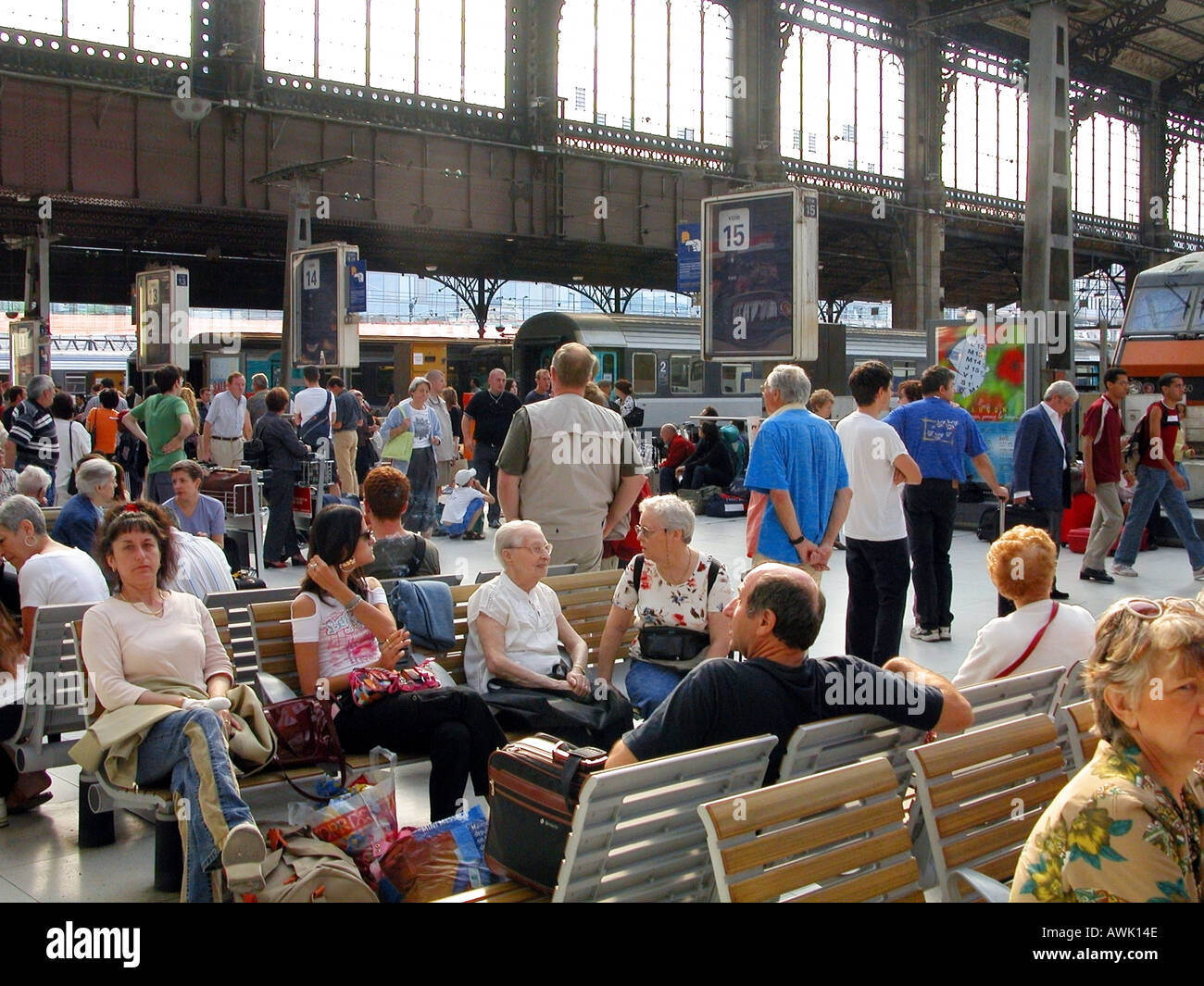 france paris passengers waiting for their trains inside the gare d'austerlitz Stock Photo