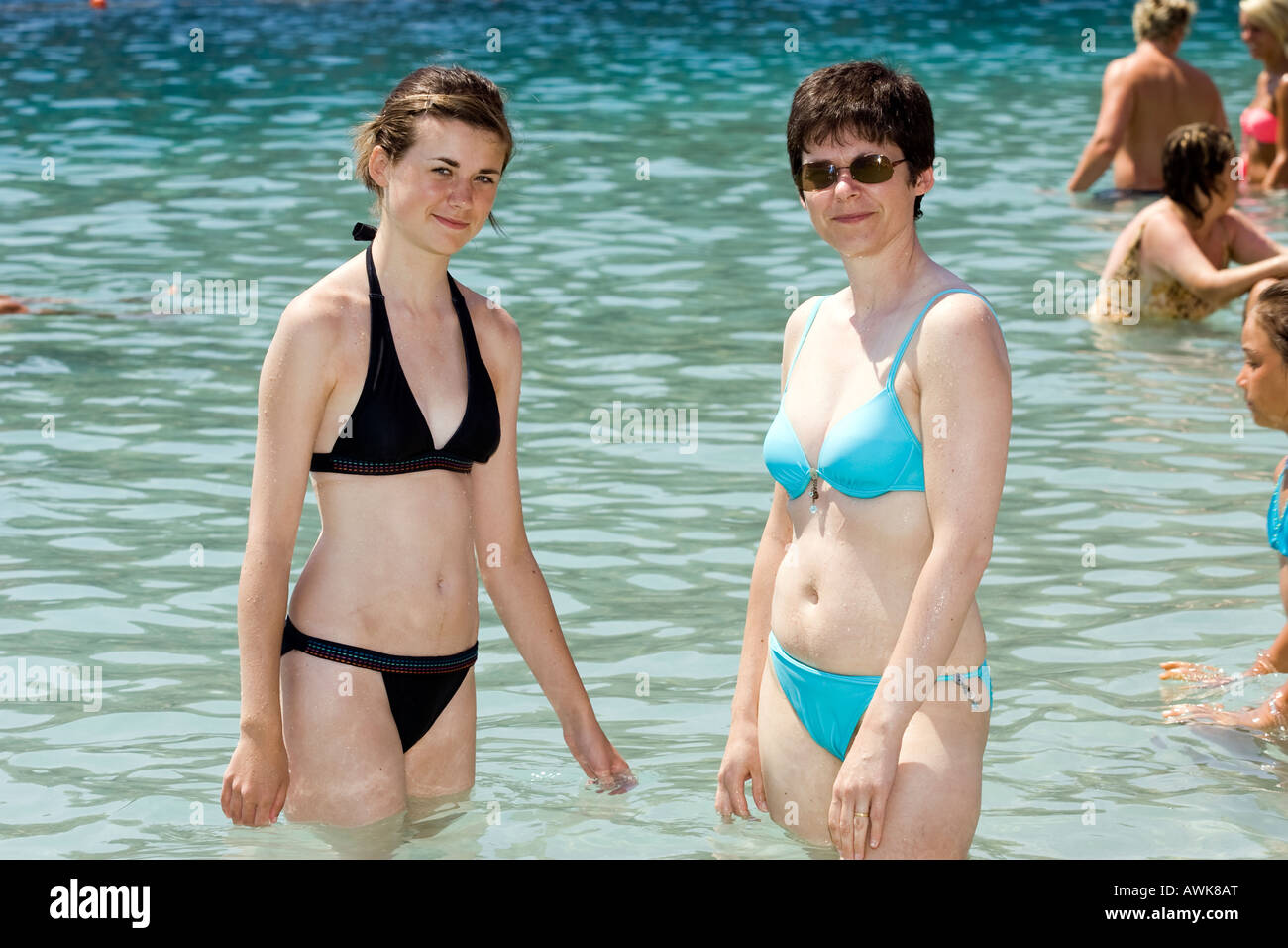 mother daughter in bikini