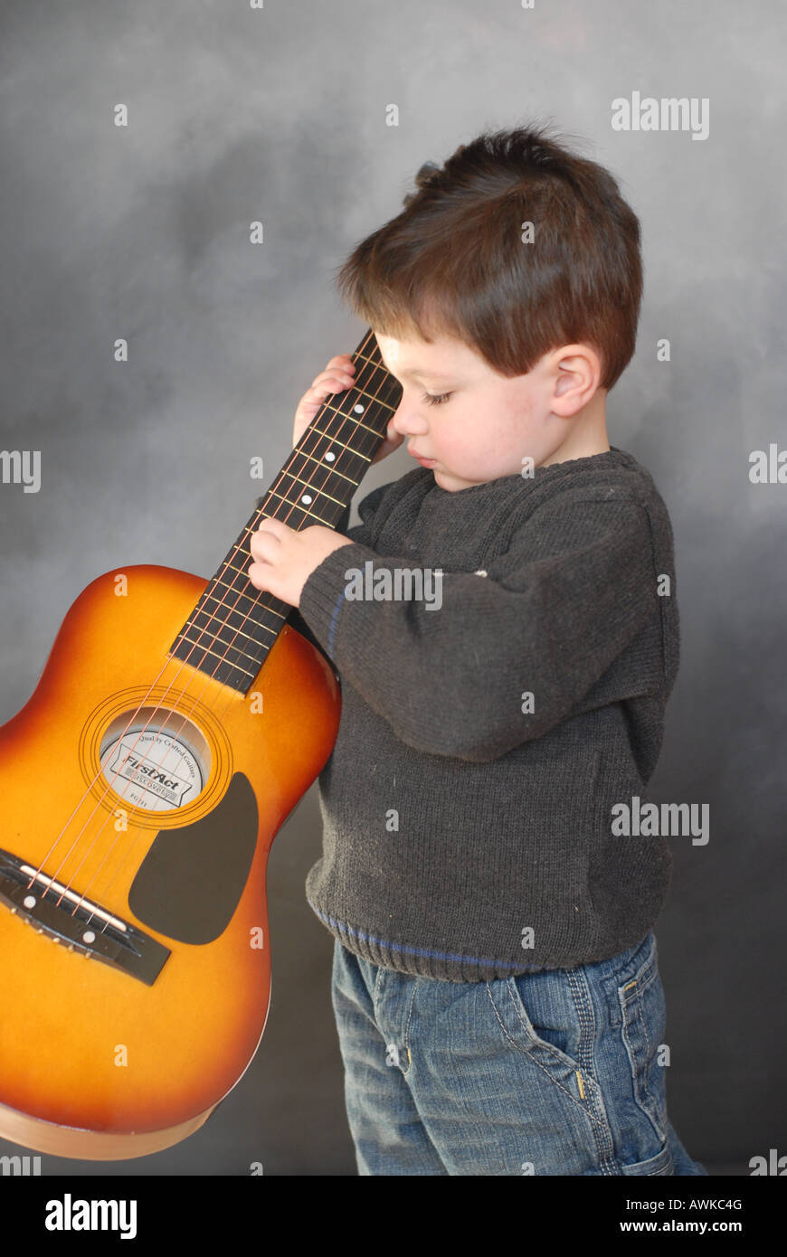 Pin by Lauren Haughton Gilkey on Senior Guy Poses | Guitar senior pictures,  Senior boy photography, Boy senior portraits