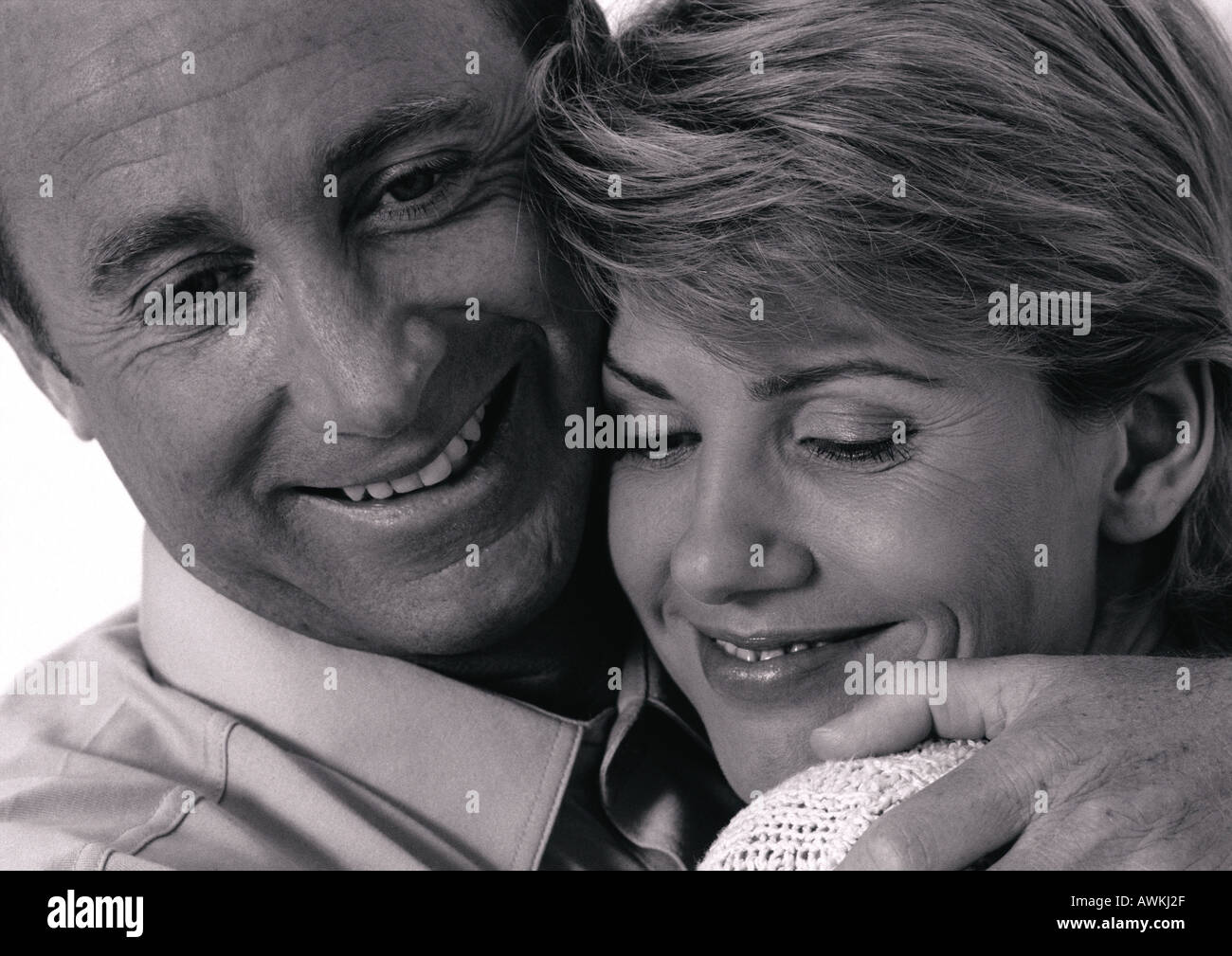 Couple hugging, black and white Stock Photo Alamy