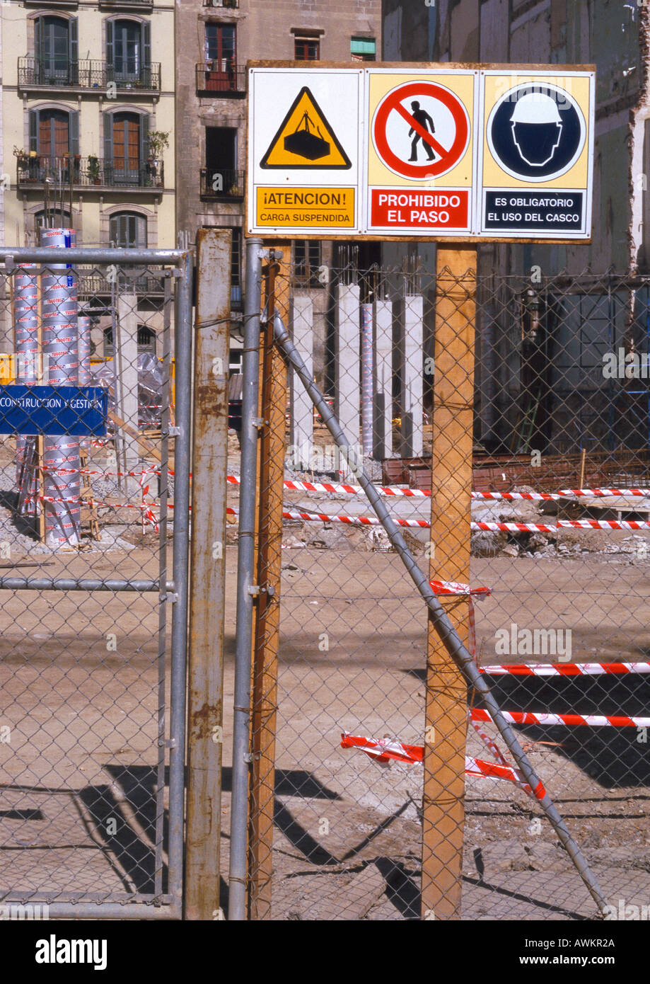 Construction site with signs saying "no entry" in Spanish Stock Photo