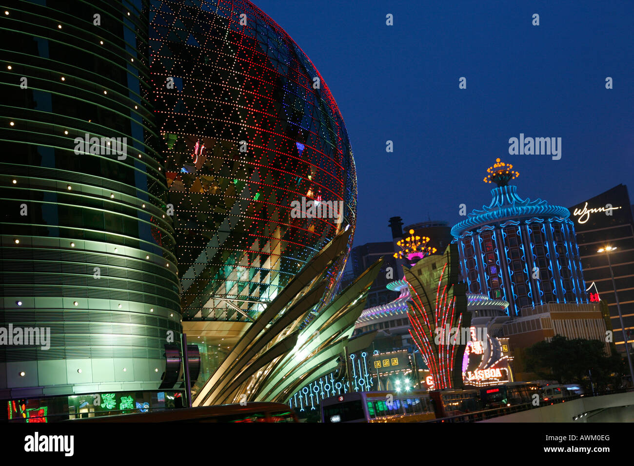 Macau, China - 8 De Dezembro De 2016: Vista Em Perspectiva Do Hotel Galaxy  Macau Casino À Noite, Cotai Strip, A Popular Rua Dos Cassinos Que Atrai  Anualmente Mais De 25 Milhões