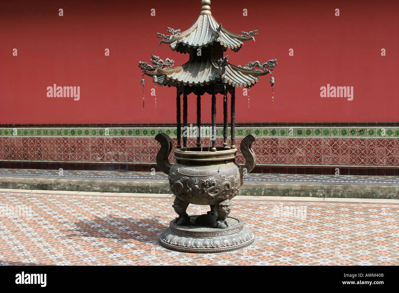 Incense shrine singapore hi-res stock photography and images - Alamy