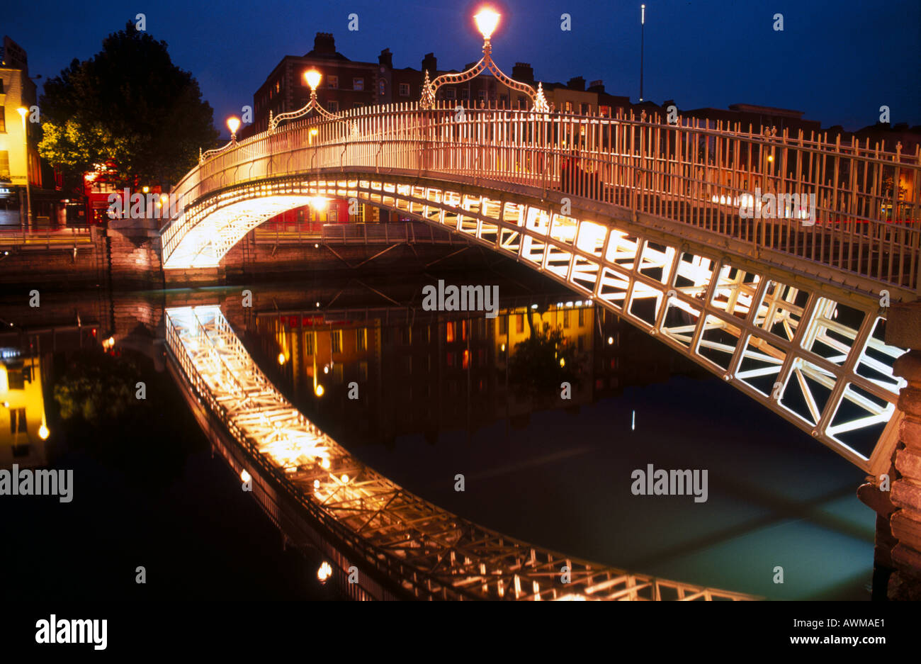 Ha’penny bridge dublin hi-res stock photography and images - Alamy