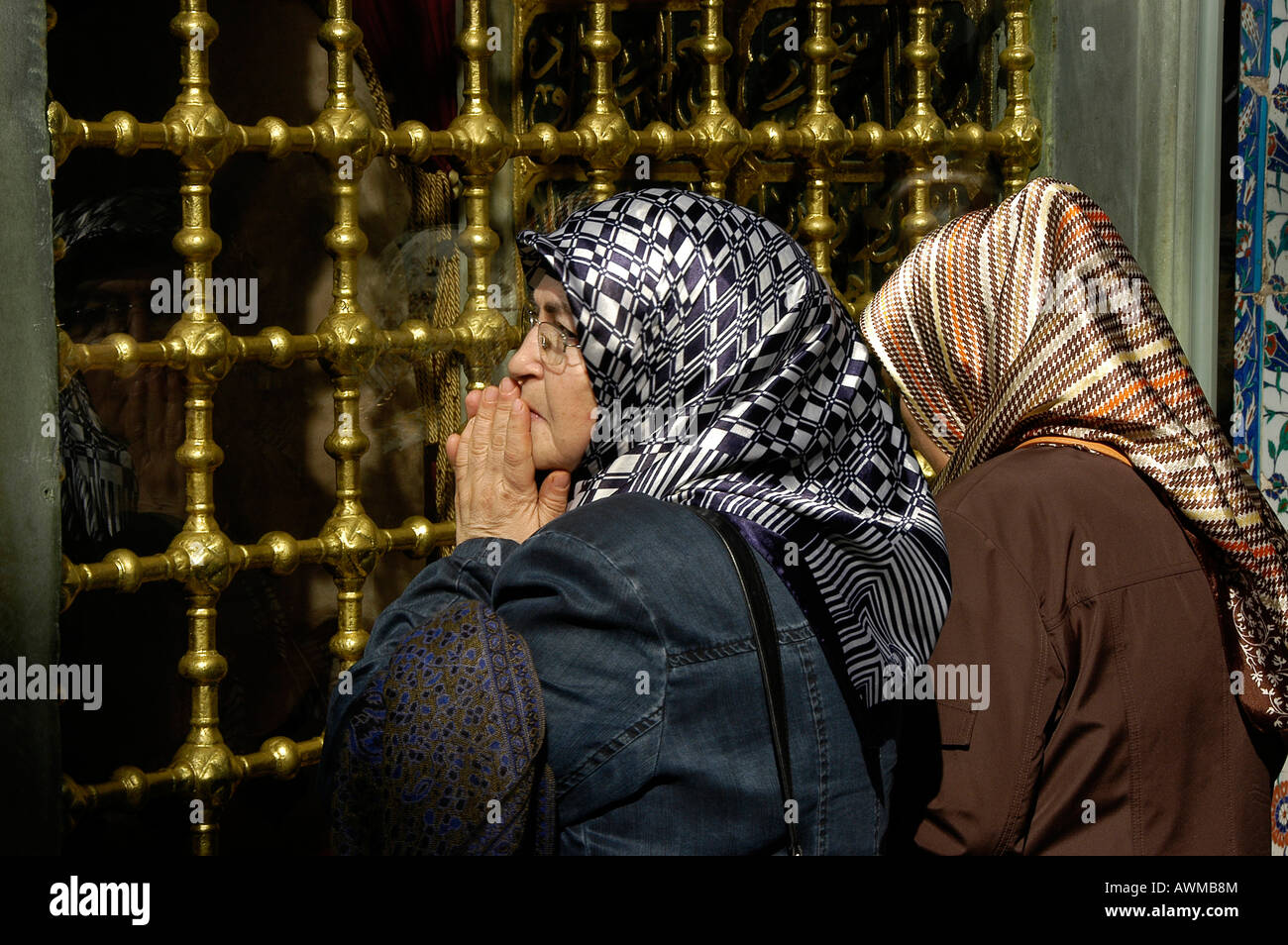 Eyuep Mausoleum, praying women, Istanbul, Turkey Stock Photo