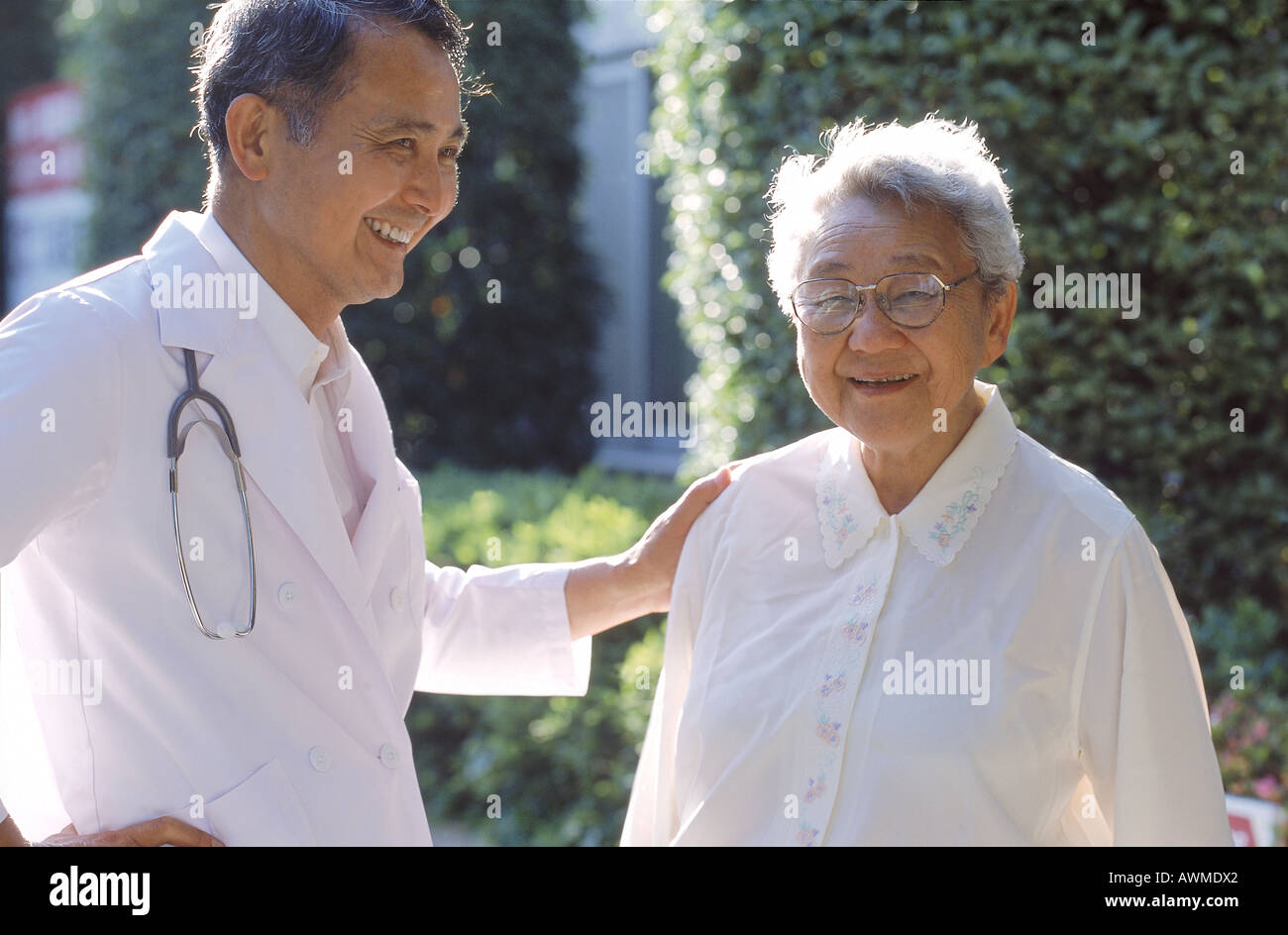 Doctor elderly female patient hi-res stock photography and images - Alamy