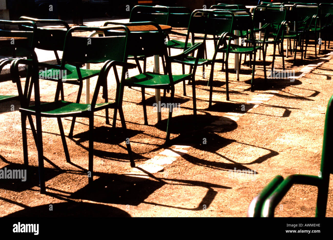 Metal cafe table chairs hi-res stock photography and images - Alamy