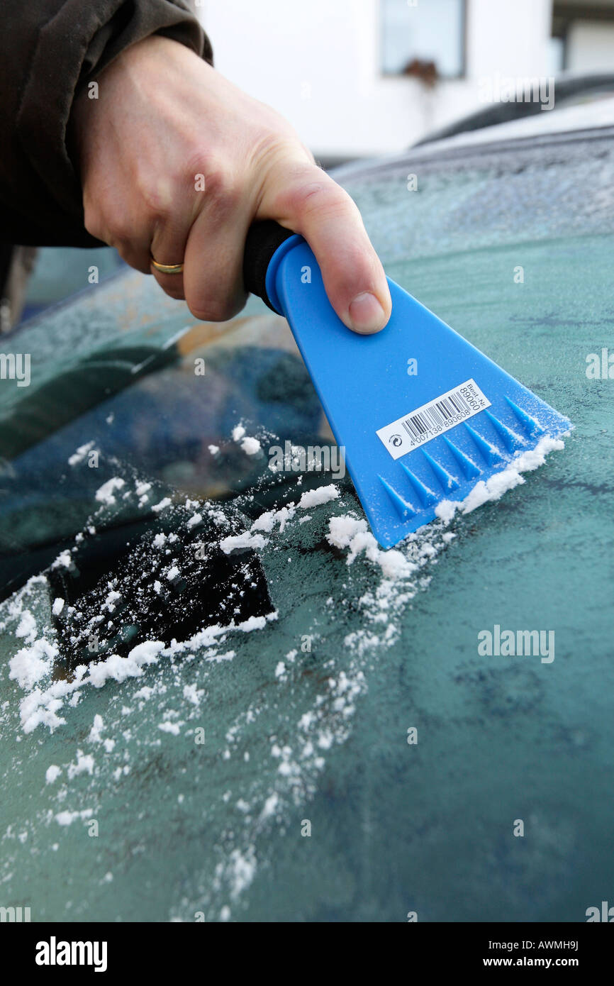 Ice scrapers hi-res stock photography and images - Alamy