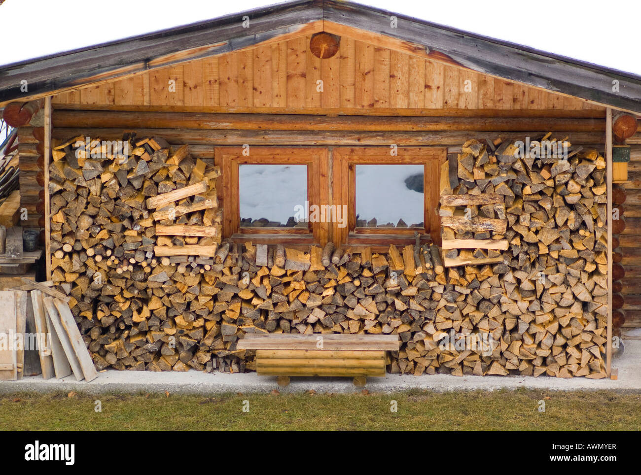 Firewood house hi-res stock photography and images - Alamy