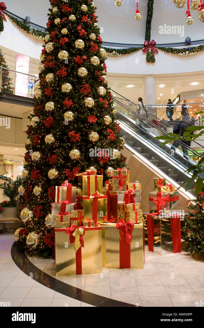 Christmas tree with gifts, mall, Neu Isenburg, Hesse, Germany Stock Photo -  Alamy