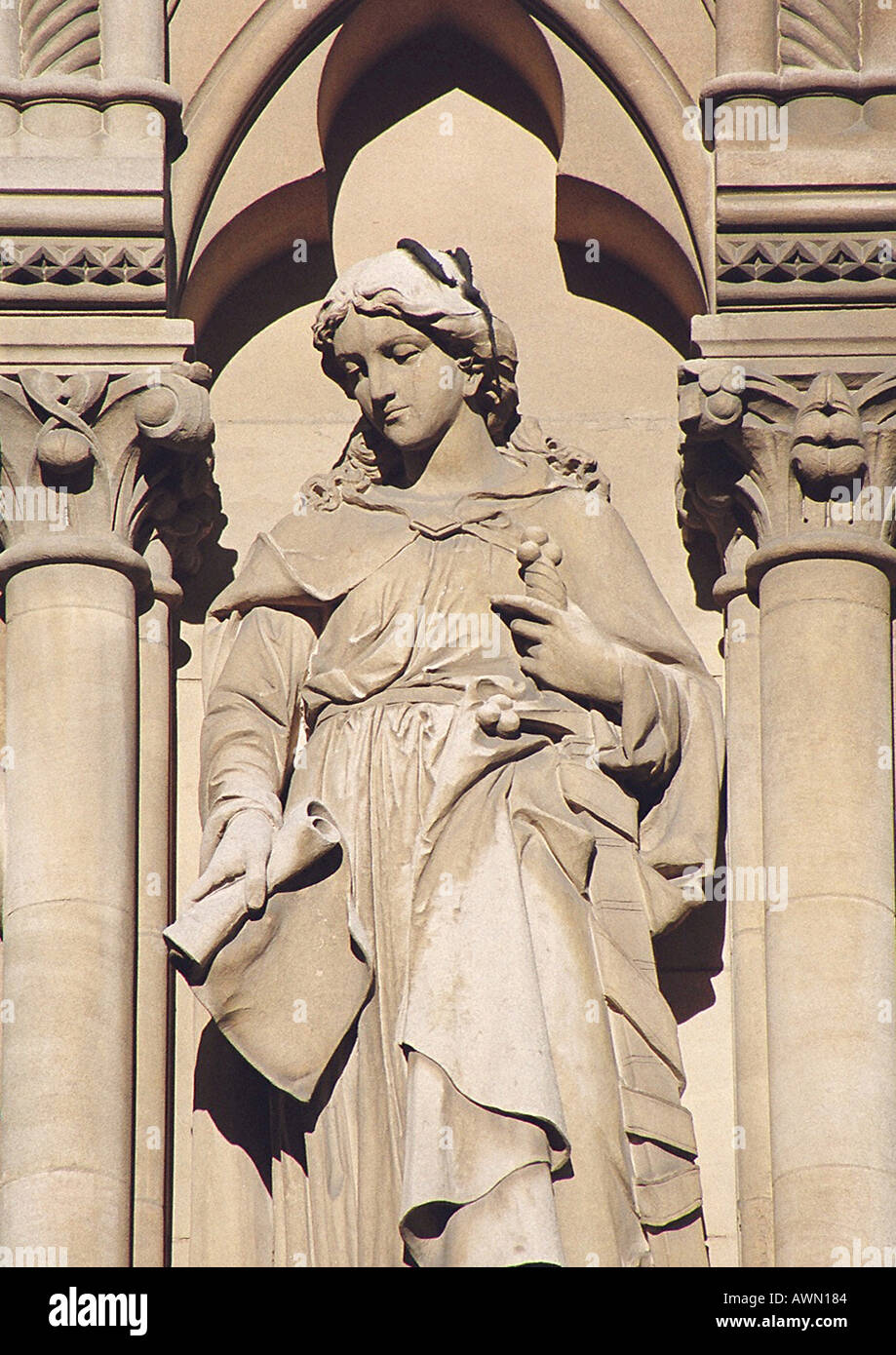 Statue carved within building of Northampton Guild Hall Stock Photo