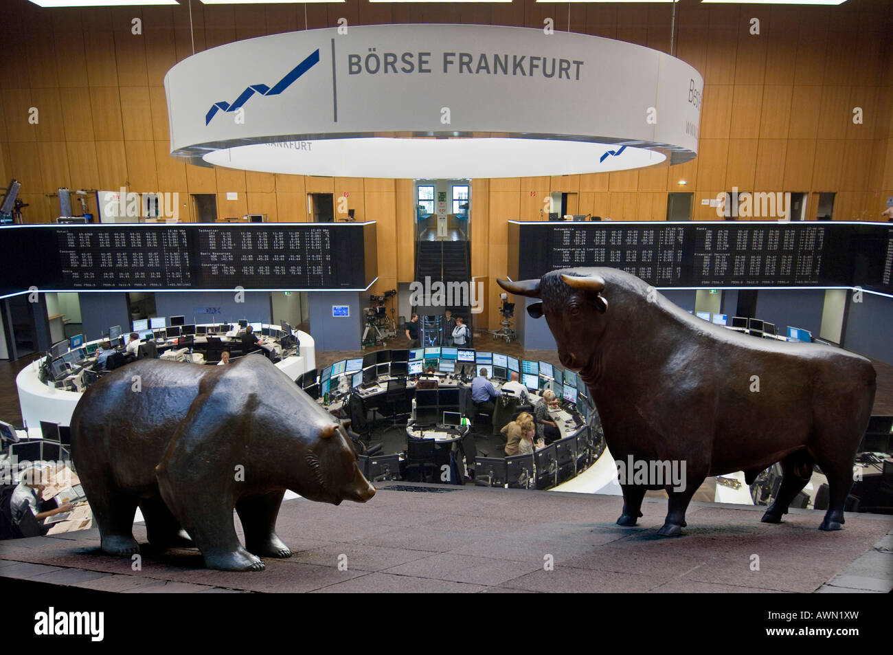 Bull and bear sculptures, floor trading at Deutsche Boerse AG (composing  shot), Frankfurt, Hesse, Germany, Europe Stock Photo - Alamy
