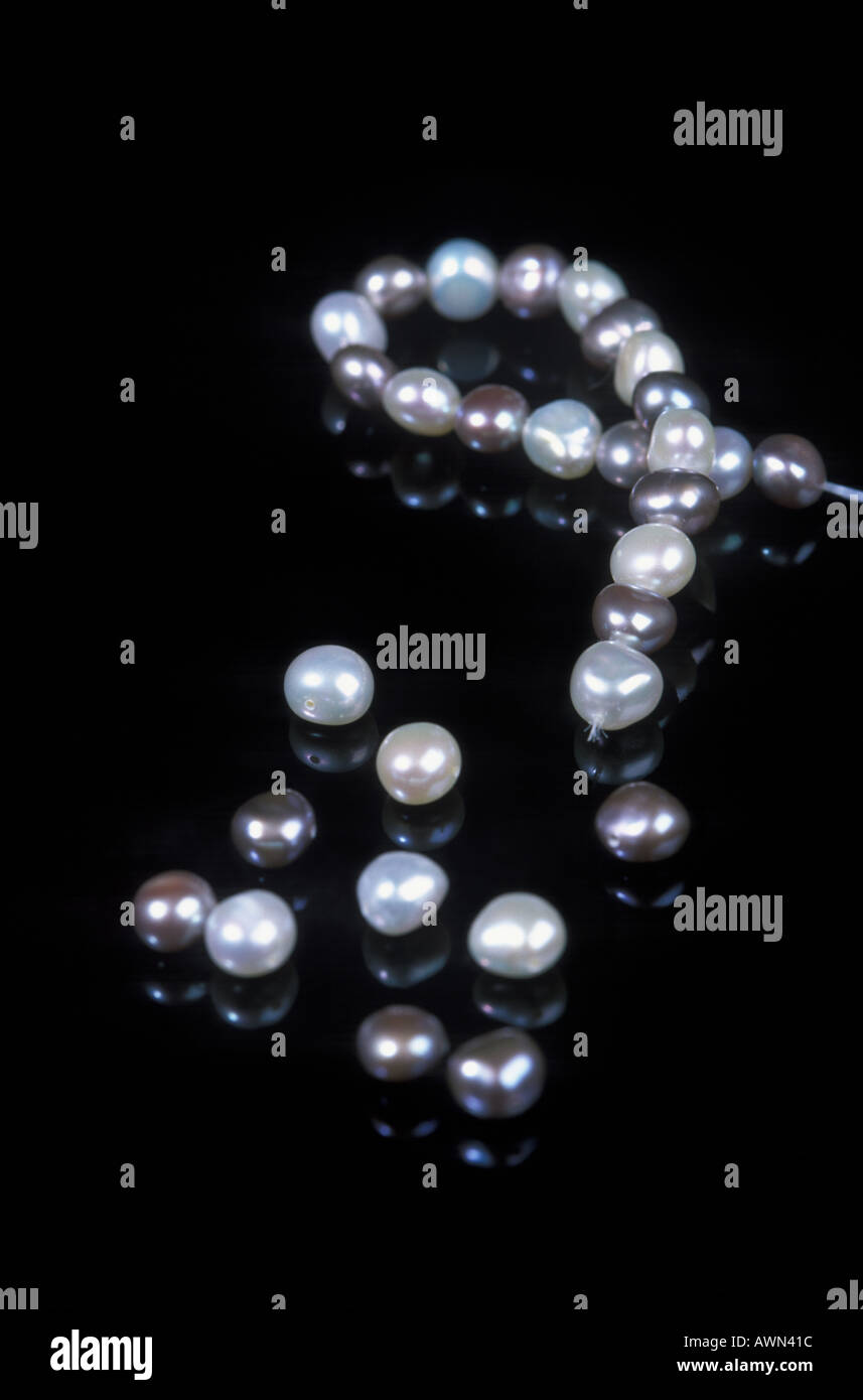 Broken string pearls hi-res stock photography and images - Alamy