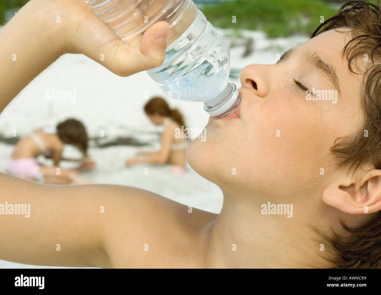 Игры пить воду. Мальчик пьет воду. Мальчик пьющий воду. Пить воду из озера. Пацан пьет воду.