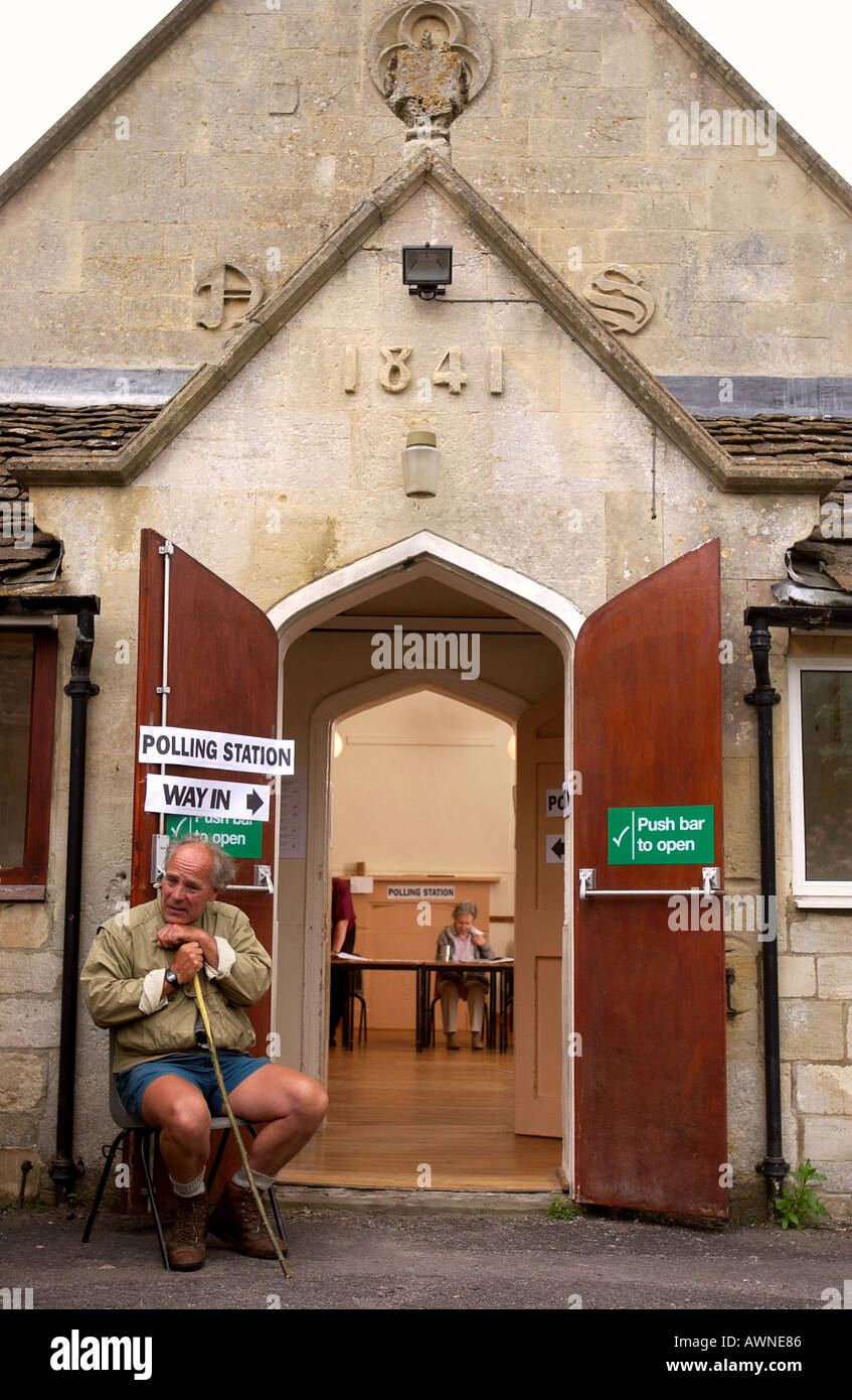 A POLLING STATION IN SOUTH WRAXALL WILTSHIRE UK WHERE VOTING TOOK PLACE FOR THE EUROPEAN PARLIAMENT 10 8 2004 Stock Photo