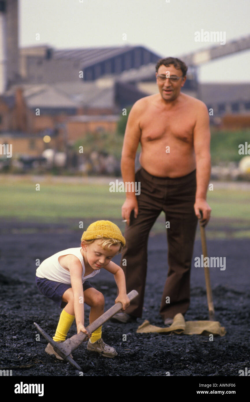 Miners strike 1984 Shirebrook Colliery Derbyshire. Striking miners scavenge for free coal in waste ground of the spoilt tip.1980s UK  Father and son, Stock Photo