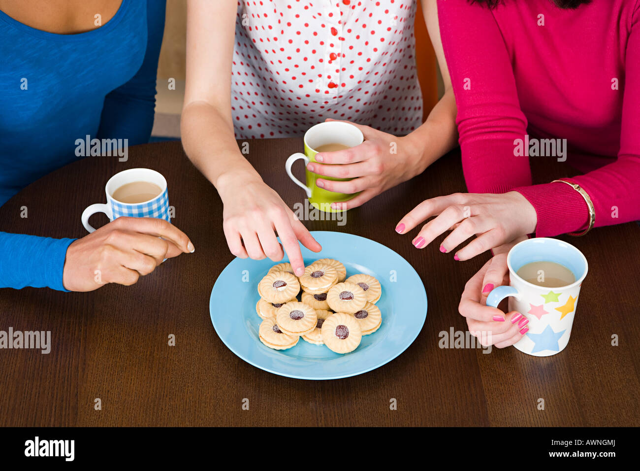 Чай пью с печеньями. Семья пьет чай. Пить чай с печеньками. Чай и печенье иллюстрация. Пью чай и печеньки.