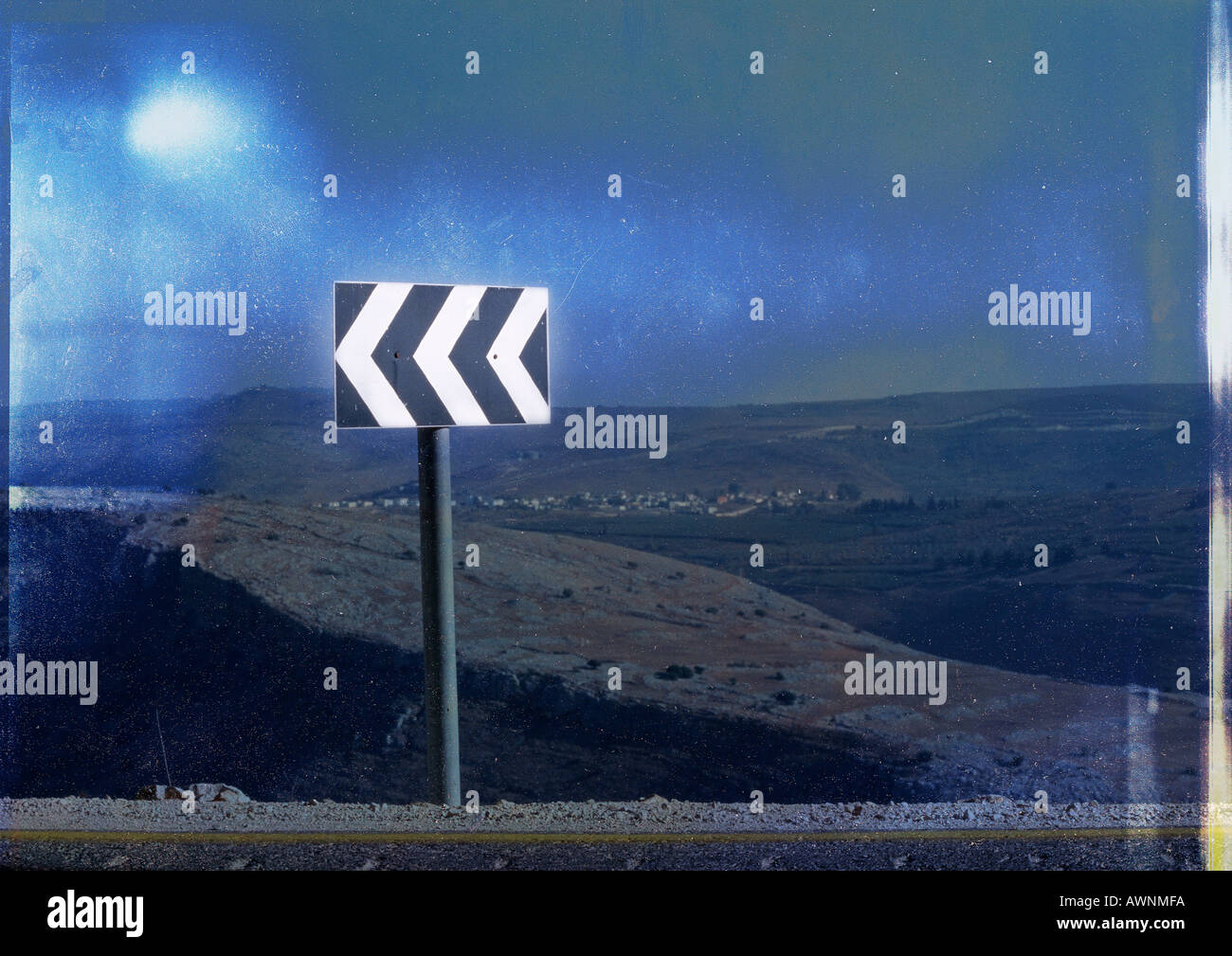 Overlooking Sign Arrow sign overlooking valley Stock Photo - Alamy