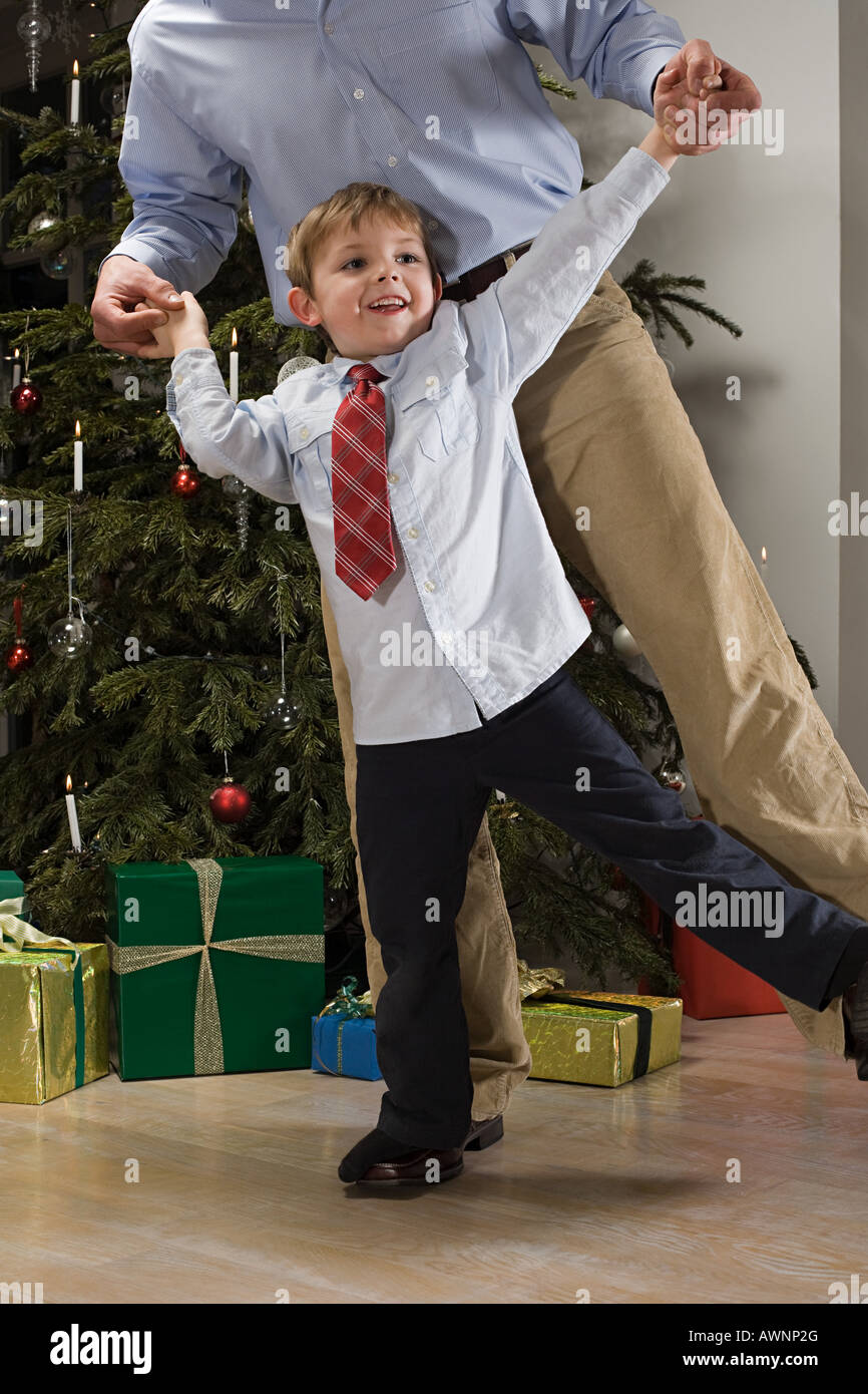 Мама с ребенком хип хоп. Танцы мама + ребенок. Сын танцует с мамой на шоу танцы. Сын танцы. Сын танцы.