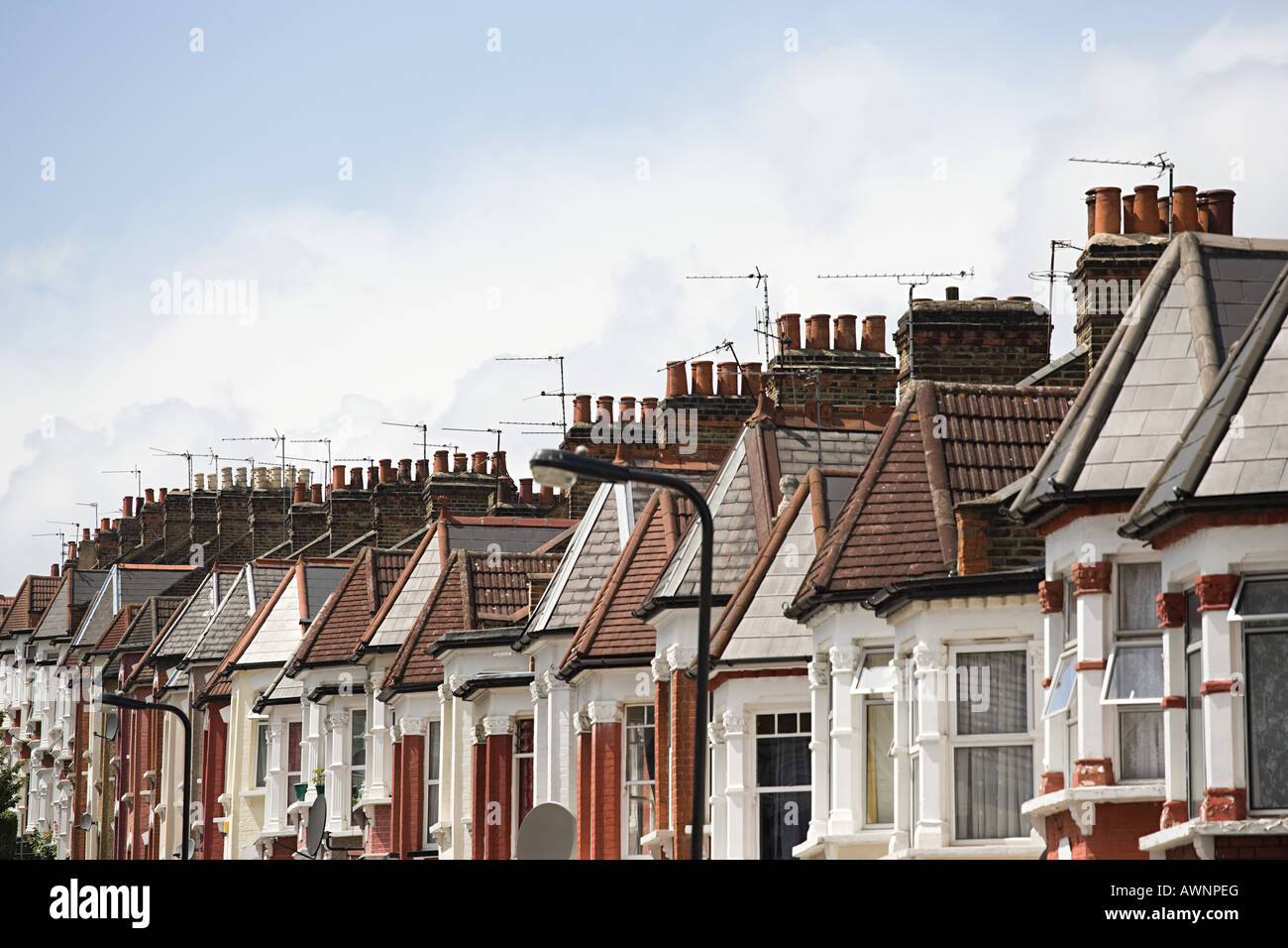 Row of terraced houses hi-res stock photography and images - Alamy