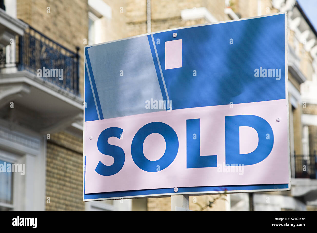 Sold sign house hi-res stock photography and images - Alamy