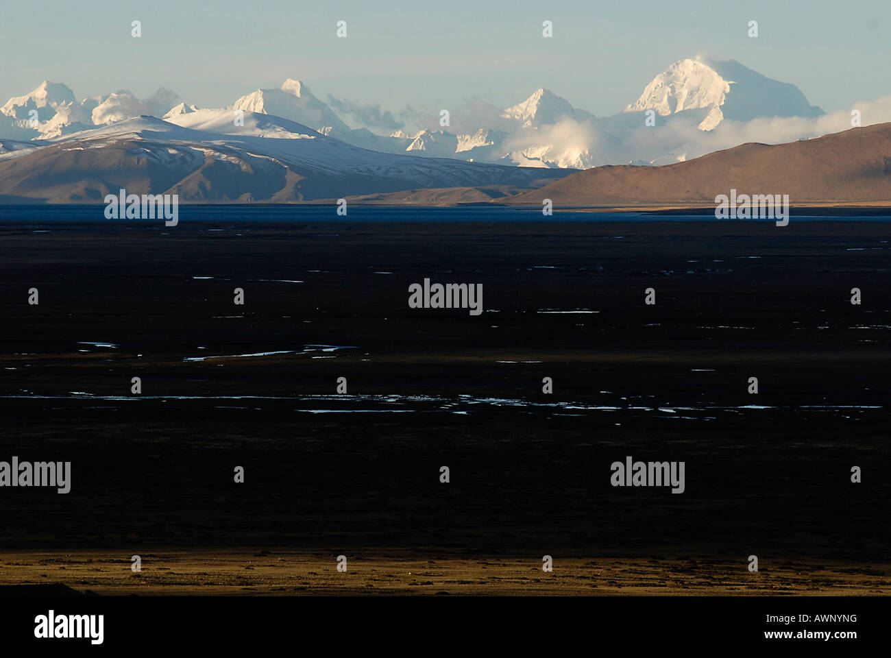 Landscape featuring Himalayan ridges and Rakshas Lake Valley (Tibetan: Lhanag Tso) in Darchen at the foot of Mount Kailash, Wes Stock Photo