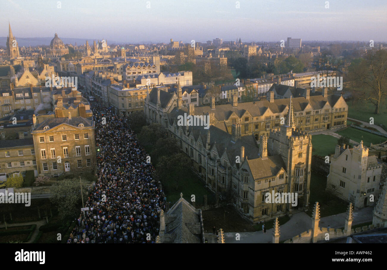 Oxford cityscape 1st May Morning, crowds of students and revellers line the streets of town at dawn. UK 1990s 1997 HOMER SYKES Stock Photo