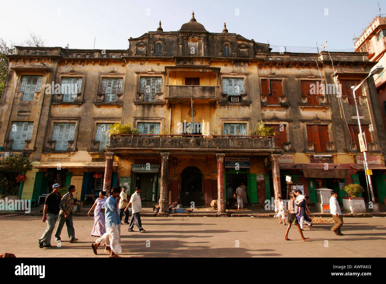 Colonial-era building ripe for renovation in Kolkata, West Bengal, India, Asia Stock Photo