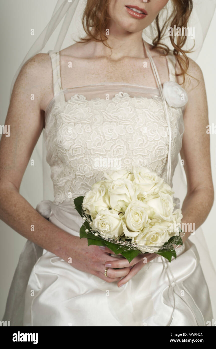 Bride with bridal bouquet Stock Photo - Alamy