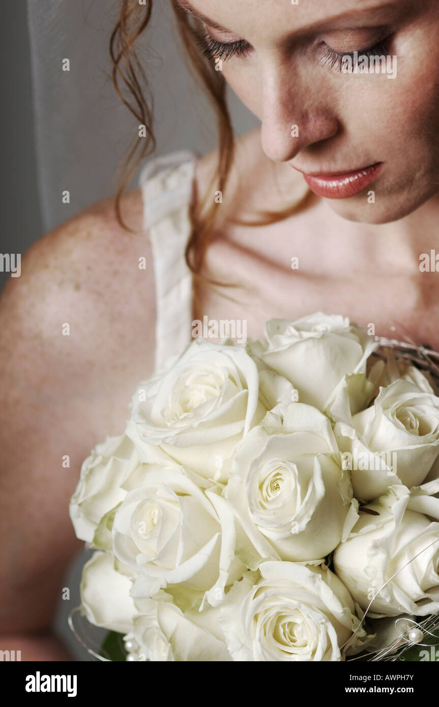 Bride with bridal bouquet Stock Photo - Alamy