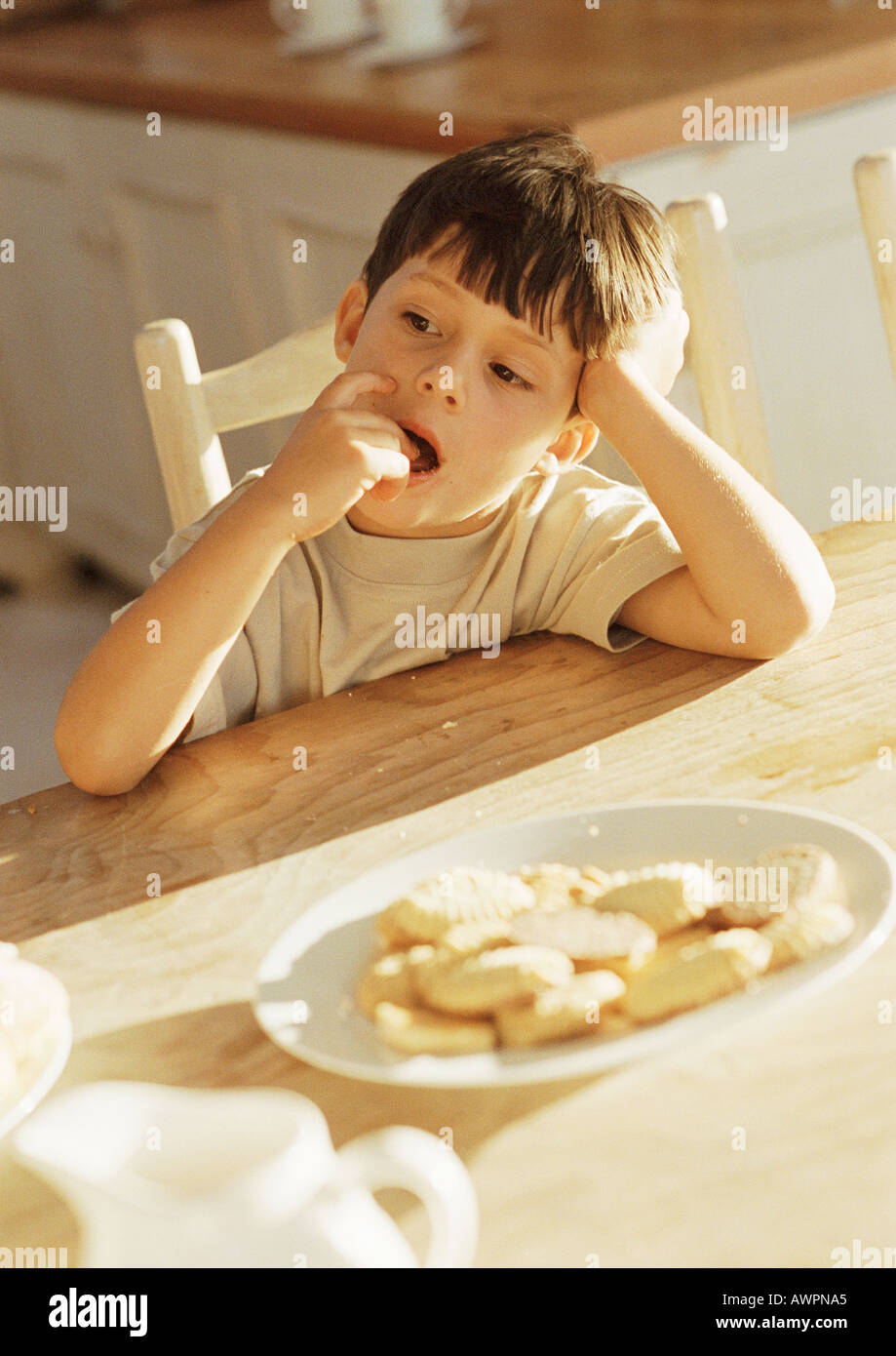 Elbows on table eat hi-res stock photography and images - Alamy