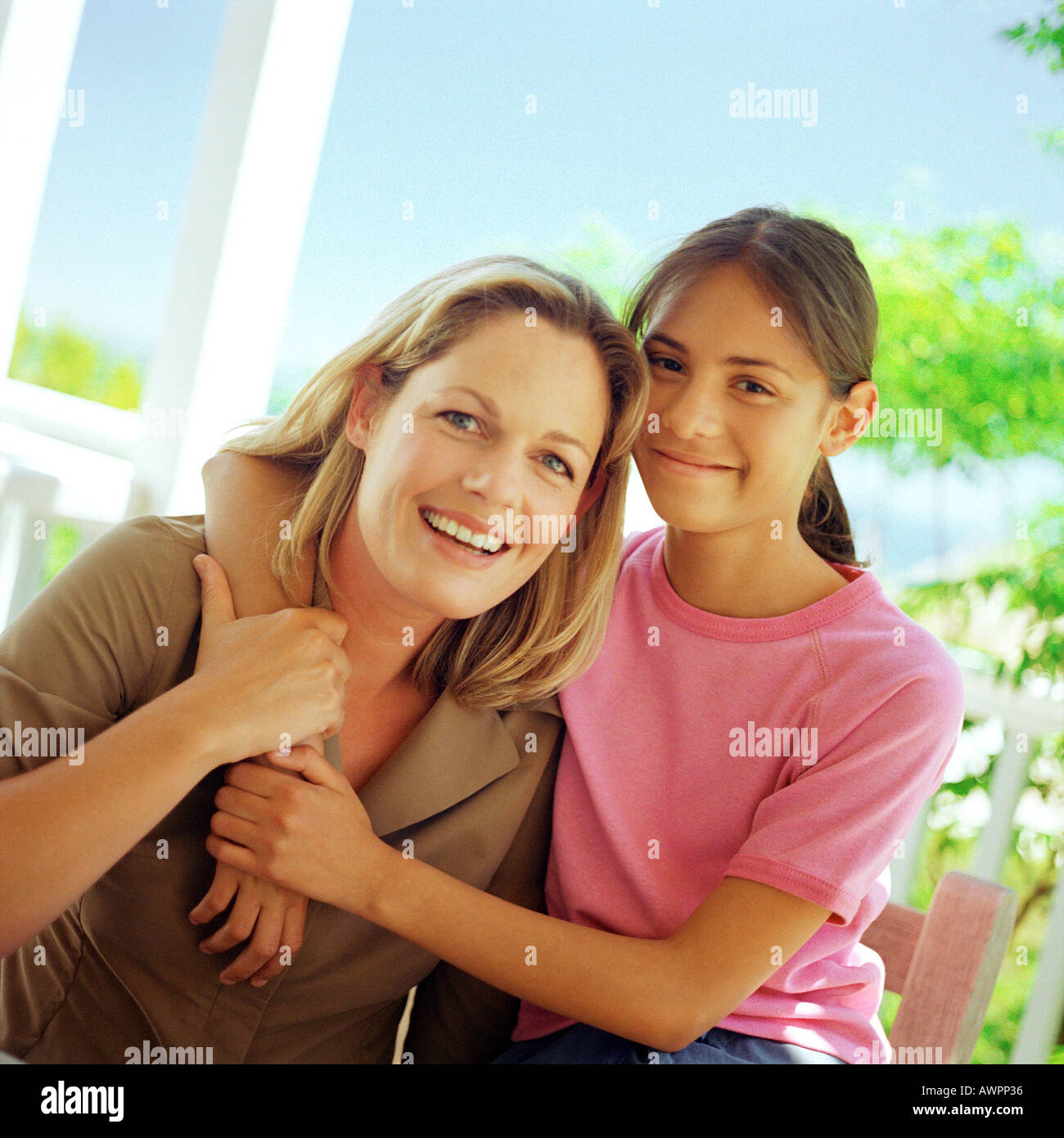 две женщины в возрасте. счастливые мама и дочка подросток. семья взрослые дети. общение родителей с детьми. мама и дочь.