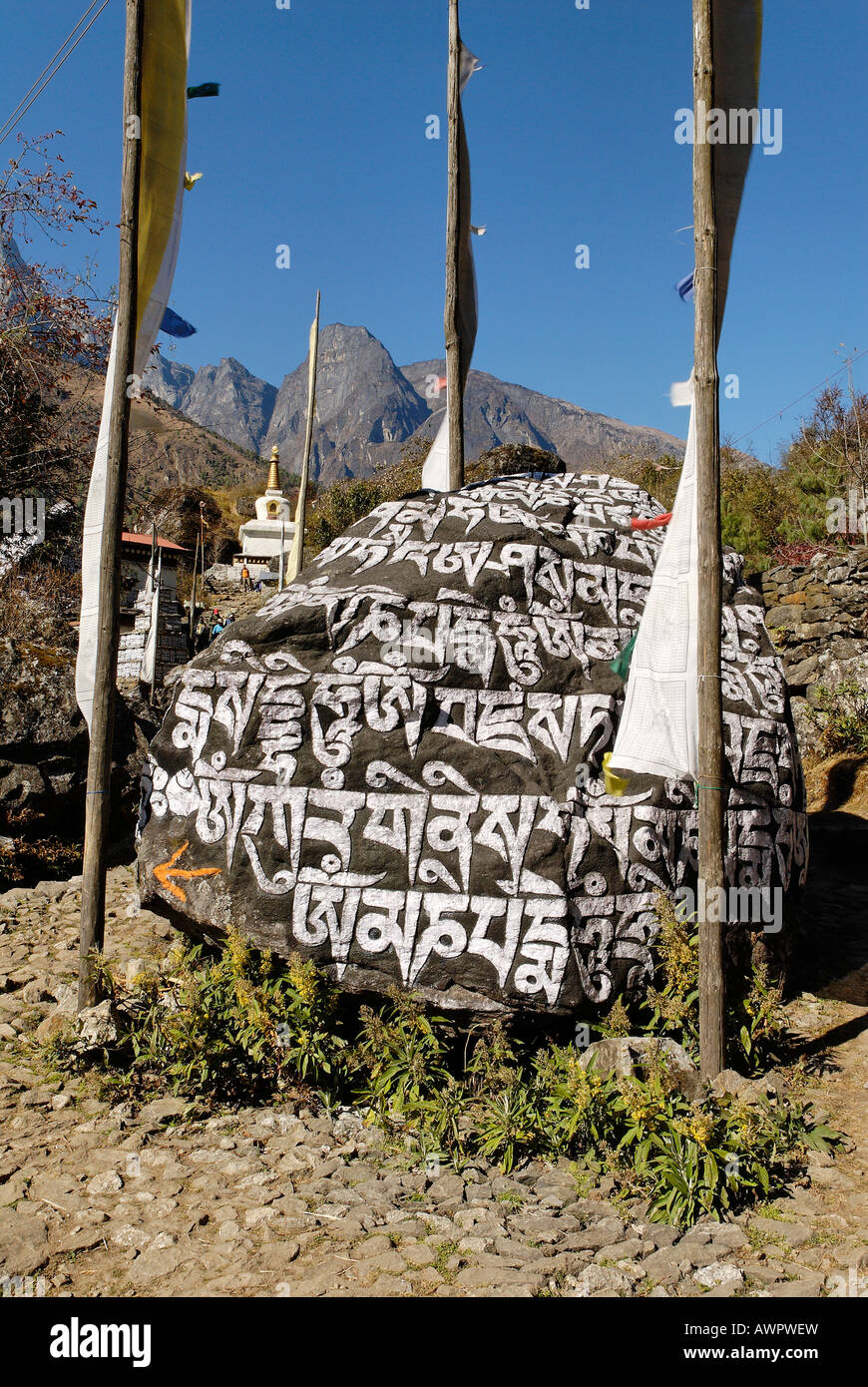 Painted Mani wall, Mani stone, Dudh Kosi valley, Solukhumbu, Khumbu, Sagarmatha National Park, Nepal Stock Photo