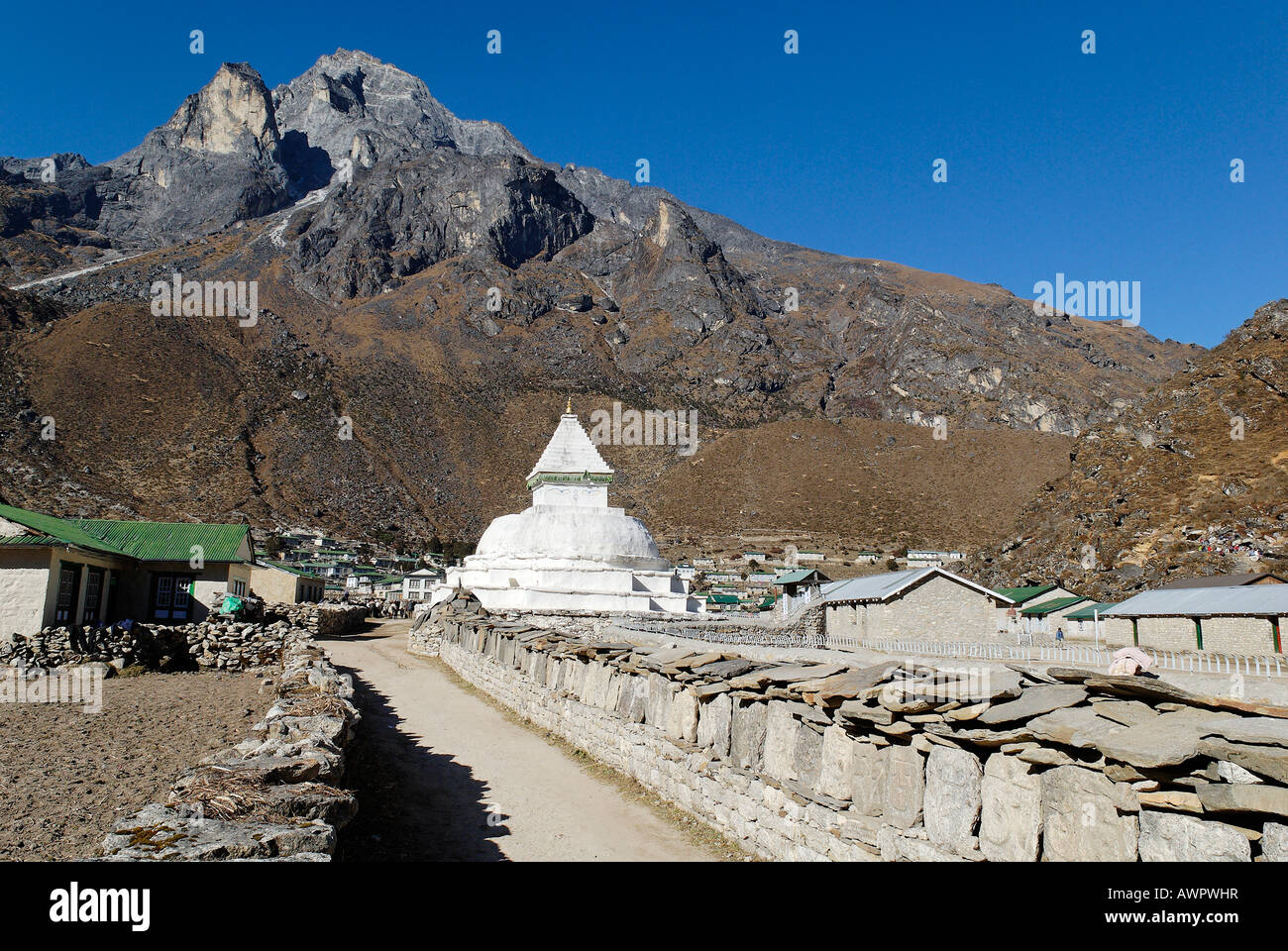 Sherpa village Khumjung, holy mountain Khumbi Yul Lha (Khumbila, 5761), Sagarmatha National Park, Khumbu Himal, Nepal Stock Photo