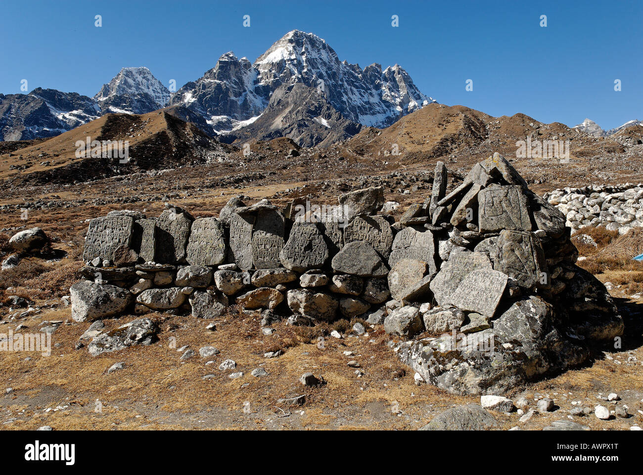 Mani wall at Thangnak (4700) with Pharilapche (6017), Sagarmatha National Park, Khumbu Himal, Nepal Stock Photo
