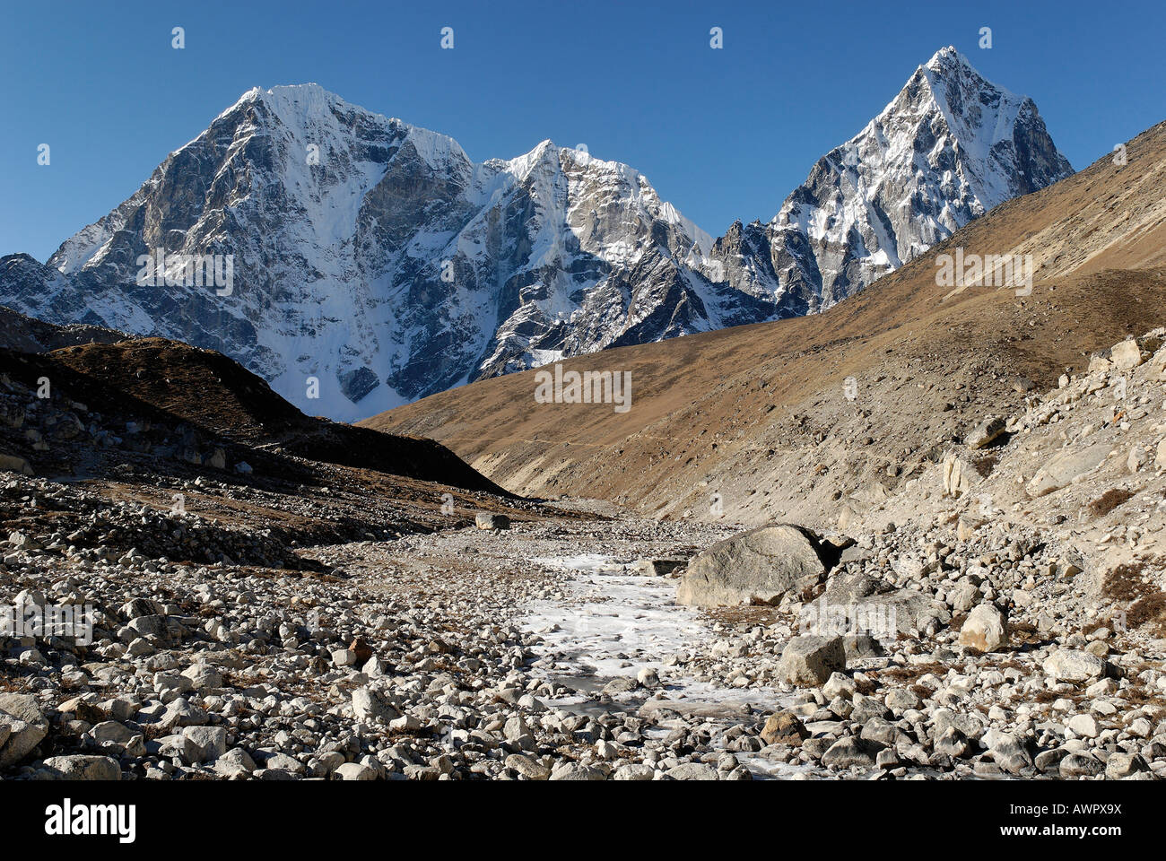 Khumbu glacier moraine with Taboche (6367), Cholatse (6335) and Arakamtse (6423), Khumbu Himal, Sagarmatha National Park, Nepal Stock Photo