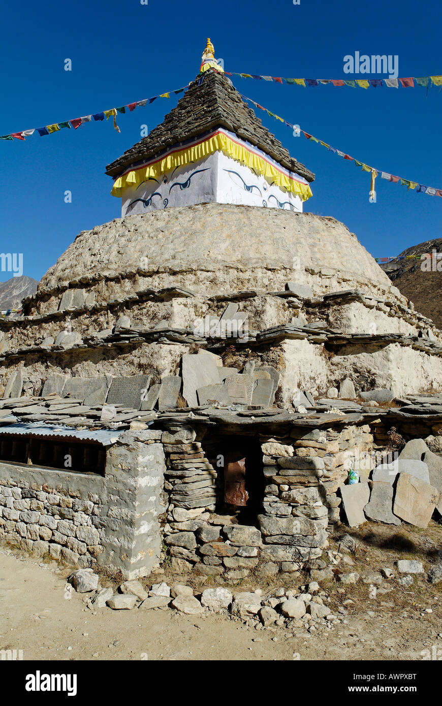 Stupa at Thame Sherpa village, Thame Khola valley, Bhote Koshi Tal, Sagarmatha National Park, Khumbu, Nepal Stock Photo