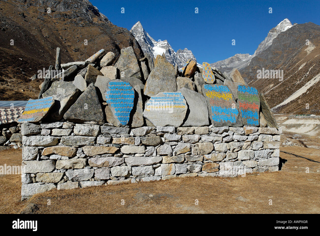 Mani wall at Machhermo Sherpa village, Sagarmatha National Park, Khumbu, Nepal Stock Photo