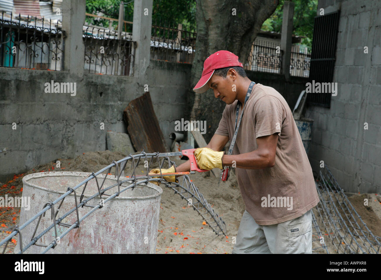 HONDURAS Boys and youths engaged in house construction Stock Photo